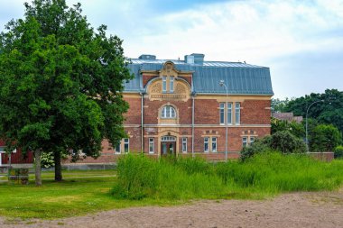 TAMMISAARI, FINLAND - 22 Haziran 2013: Baltık Denizi kıyısında daha önce umumi bir hamam, sauna, kulüp ve stüdyo olan teneke çatılı eşsiz bir taş bina.