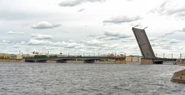 Petersburg ロシア 2021年7月22日 メイン海軍パレードのリハーサル中に船の通過のためにライタニー橋の持ち上げ部分が上げられます — ストック写真
