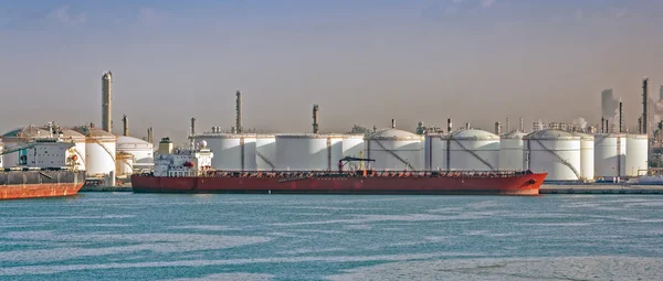 Loading oil supertanker — Stock Photo, Image