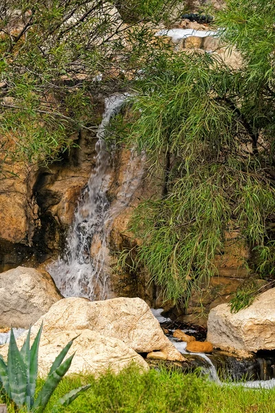 Petite cascade en montagne — Photo