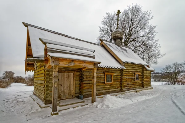 Дерев'яна церква вкрила сніг — стокове фото
