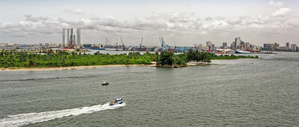 Ciudad africana a orillas del río — Foto de Stock