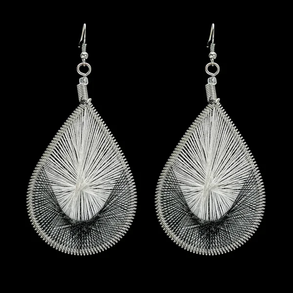 Black and white rope braided earrings — Stockfoto