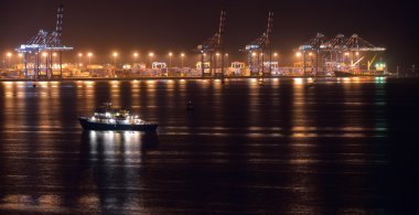 Geceleri ticari liman görünüm