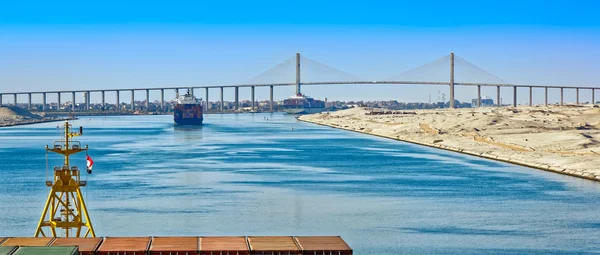 Schepen in het Suez-kanaal — Stockfoto