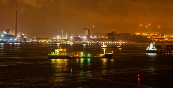 Комерційний вид на порт вночі — стокове фото