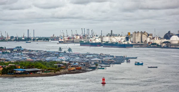 Cidade africana à beira do rio — Fotografia de Stock