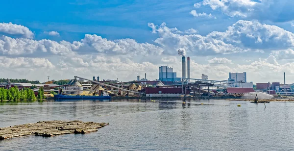 Nehir kenarında papermill