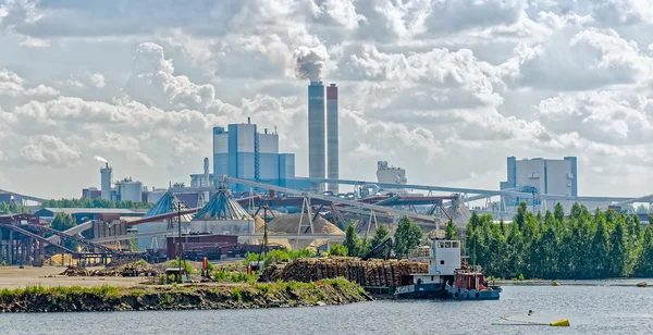 Nehir kenarında papermill