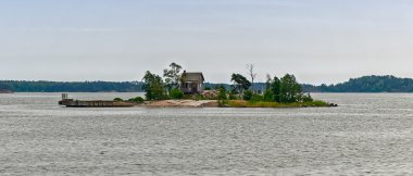 Bir adada eski terk edilmiş ahşap ev