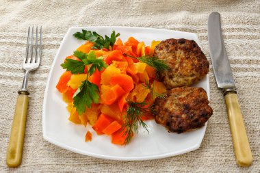 Şalgam yahni havuç ve bir plaka üzerinde Beşamel sos ile