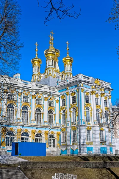 Iglesia Ortodoxa de la Resurrección con cúpulas de oro del Palacio de Catalina en Tsarskoe Selo (Pushkin), San Petersburgo, Rusia . —  Fotos de Stock