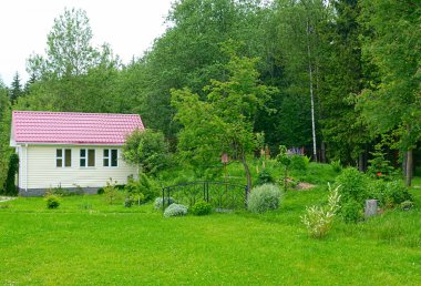 Ormanın kenarındaki ev.