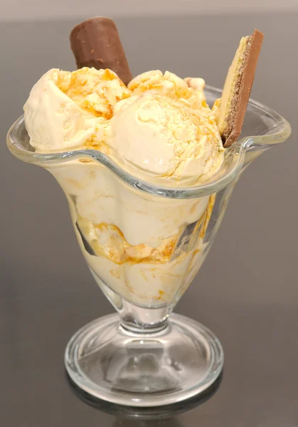 Ice cream with cookies and chocolate — Stock Photo, Image