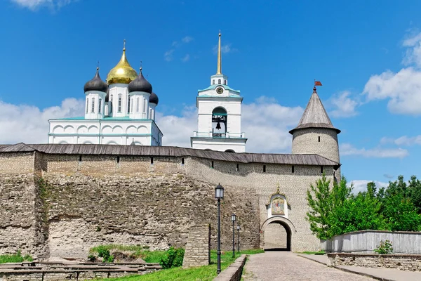 Entrée du Kremlin de Pskov — Photo