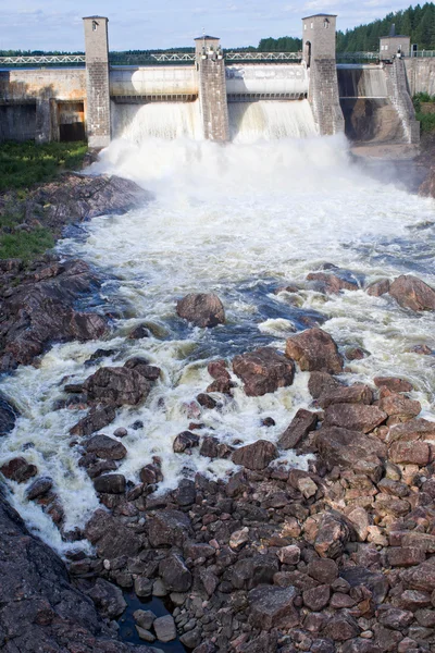 Inicio del vertedero en la presa de la central eléctrica de Imatra —  Fotos de Stock