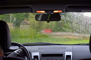 Yağmur içinden araba