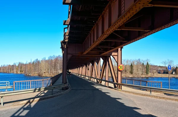 Puente ferroviario y vial — Foto de Stock