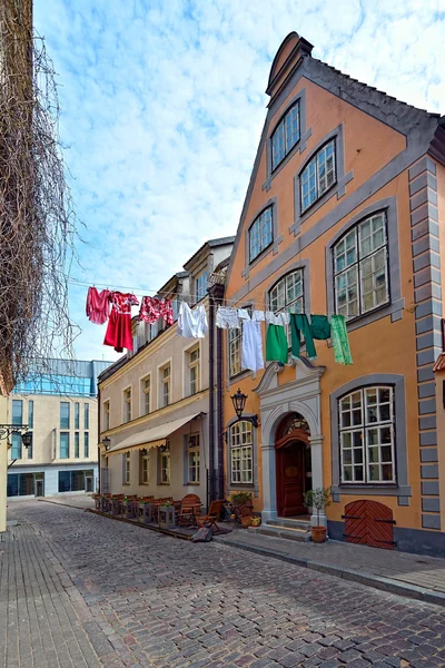 Secar la ropa de cama en la pintoresca calle de la antigua Riga, Letonia —  Fotos de Stock