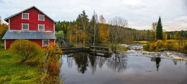 Vodní přehrady a červený dům mlýn — Stock fotografie