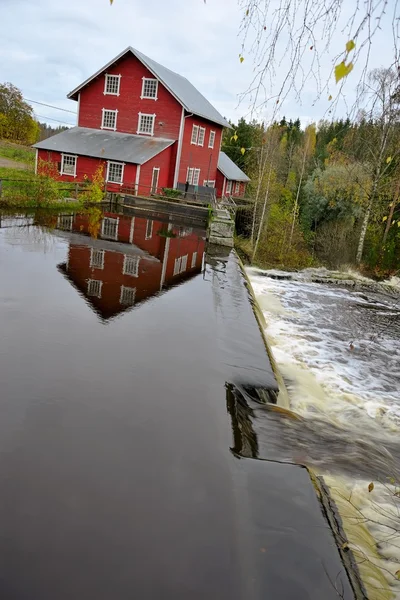 Watermolen dam en rode huis — Stockfoto