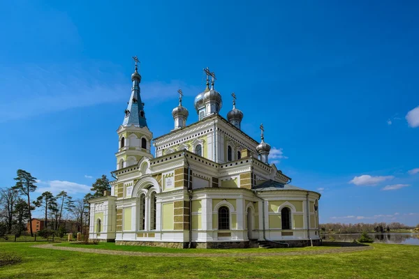 St. Alexander Nevsky kerk in Stameriena — Stockfoto