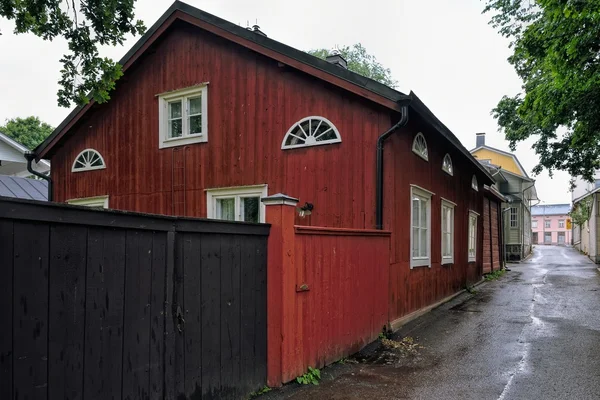 赤の木造住宅červené dřevěný dům — Stock fotografie