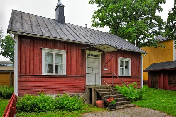 Красный деревянный дом — стоковое фото