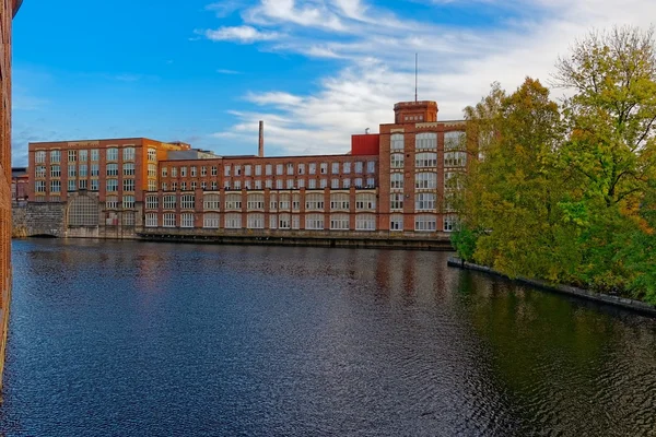 Oud fabrieksgebouw van rode baksteen — Stockfoto