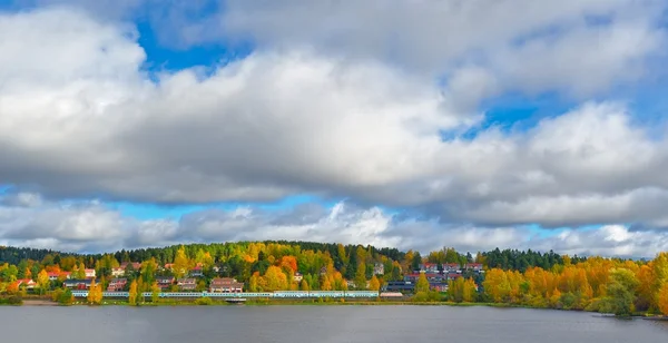 Herfst landschap met passagierstrein — Stockfoto