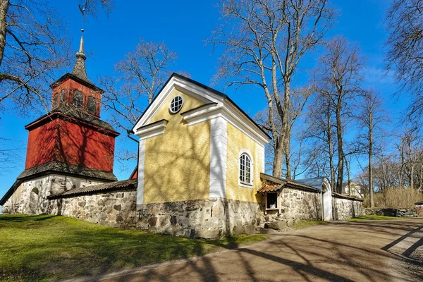 Houten kerkje in traditionele oker-rode kleur — Stockfoto