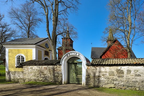 Malý dřevěný kostel v tradičních okrově červené barvě — Stock fotografie