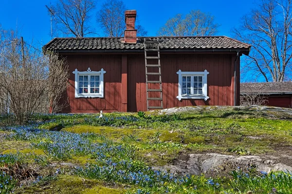Κόκκινο ξύλινο σπίτι — Φωτογραφία Αρχείου