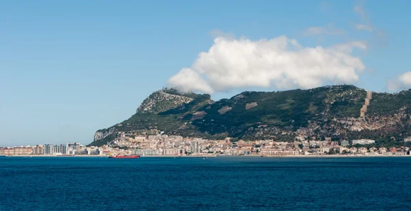 Gibraltar en solig dag från bukten — Stockfoto