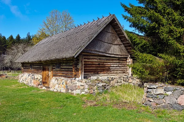 Ancienne grange en rondins avec toit de chaume — Photo