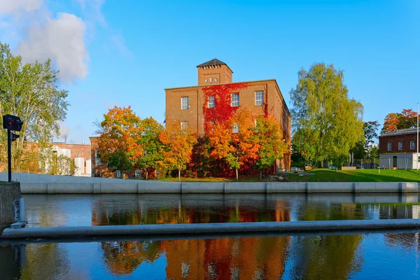 Gamla fabriksbyggnader rött tegel vid kanalen — Stockfoto