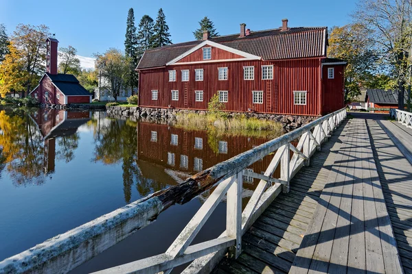 Gamla fabriksbyggnader av rödockra målade trä — Stockfoto