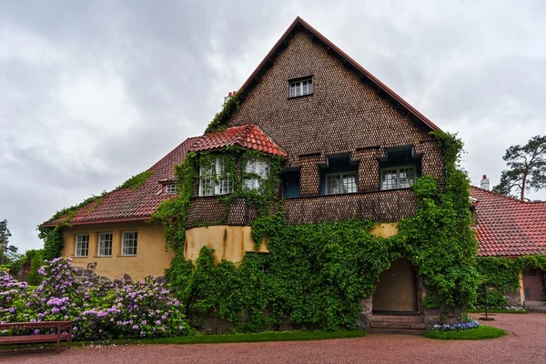 Edifício principal da mansão Hvittrask, Kirkkonummi, Finlândia — Fotografia de Stock