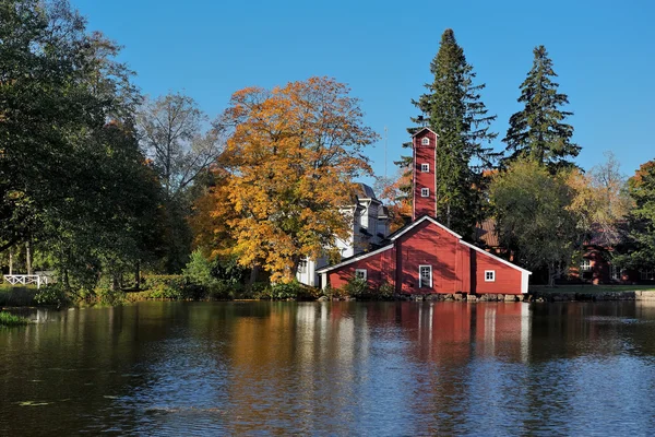 Gamla fabriken slang står hög av rödockra målade trä — Stockfoto