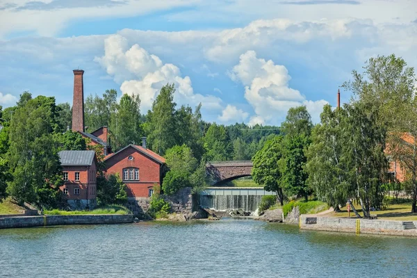 Vattenfallen i Vanhankaupunginkoski och gamla kraftstation, Helsingfors — Stockfoto