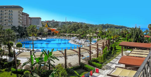 Современный отель с бассейном в Турции — стоковое фото