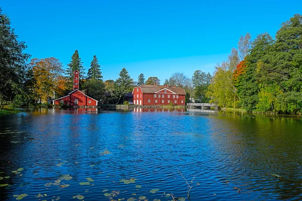 Gamla fabriksbyggnader av rödockra målade trä — Stockfoto