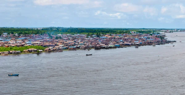 Ciudad africana a orillas del río — Foto de Stock