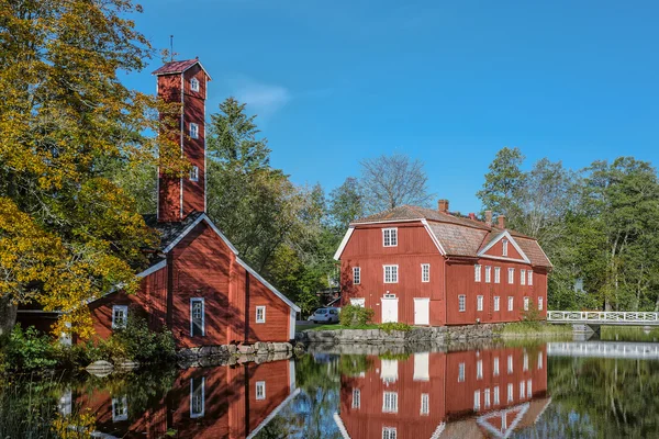 Röd ockra trähus — Stockfoto