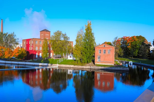 運河によって古い工場の赤レンガ建物 — ストック写真