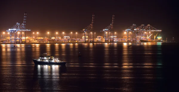 Vista comercial del puerto por la noche — Foto de Stock