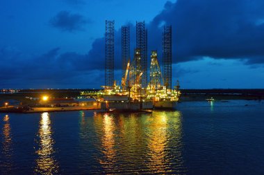 Alacakaranlıkta petrol sondaj platformu