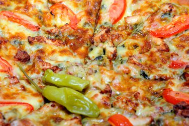 Tavuk pizza dilimlenmiş