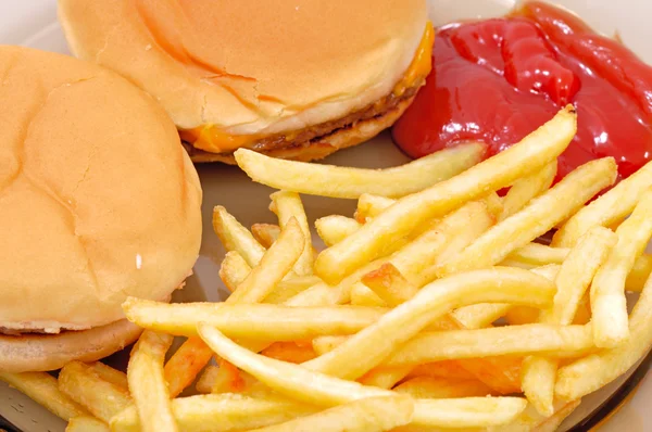 Hamburguesa con queso y papas fritas jugosas — Foto de Stock