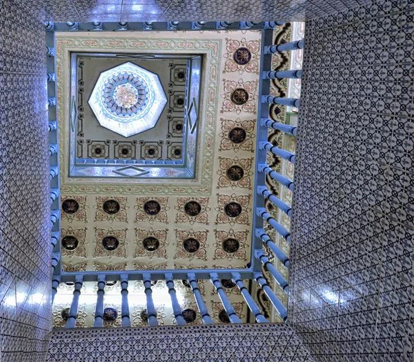 Ljus kupol med orientaliska ornament — Stockfoto